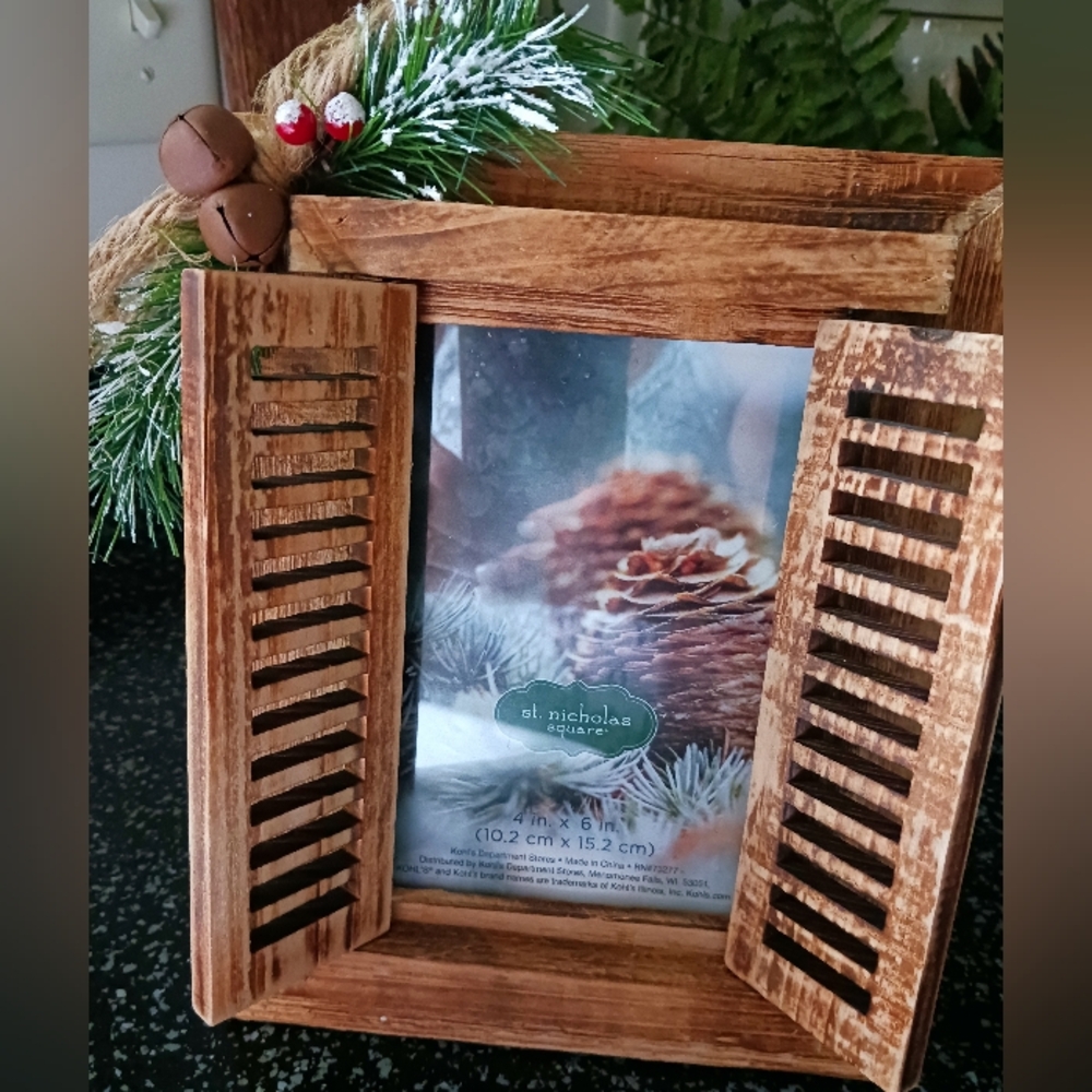 Woodland Holiday Photo Holder, greenery w/jingle bells, holds 4x6 photo
